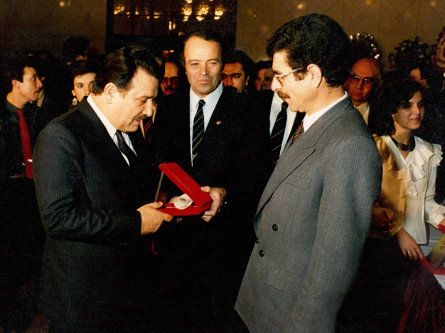 Kutlay Doğan, Başbakan Yıldırım Akbulut’tan başarı ödülü alırken